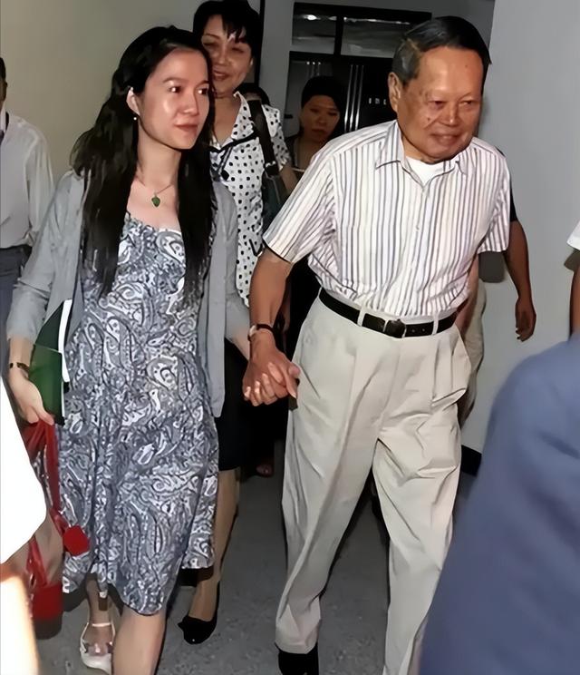 杨振宁去世，全网沉痛悼念！49岁翁帆无儿无女，她何去何从？
