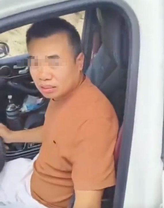 奔驰石头姐“社会性死亡”：车是按揭的，正脸曝光，家庭情况被扒