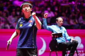 历尽艰险首夺世界杯冠军！孙颖莎赛后亲吻球台，坦言这场决赛收获巨大图片