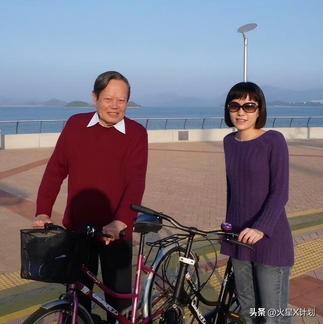18年，杨振宁儿女从美国来看望父亲与翁帆，一家人在三峡其乐融融