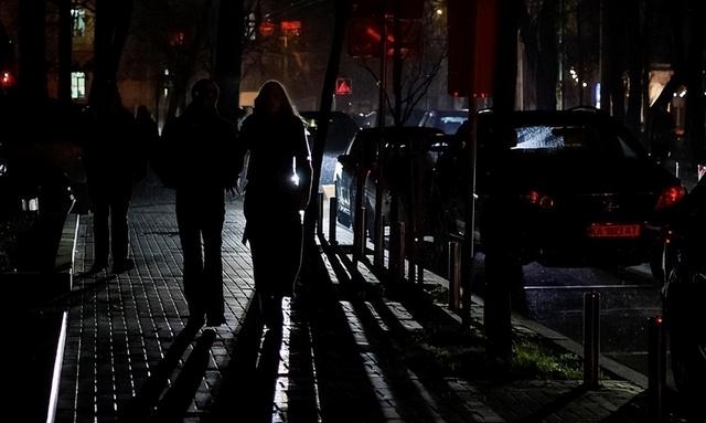 乌克兰彻底成最大笑柄，折腾三年回头才发现，美国竟把自己卖了！