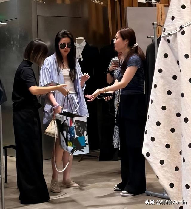 刘亦菲逛LV店被偶遇，试衣专注忘镜头，网友：这“骨相	”太能打了