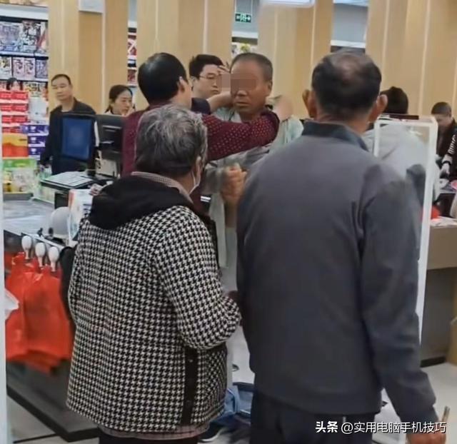 老人脱衣自证后续：超市被扒、道歉并赔偿！原因曝出，网友不买账