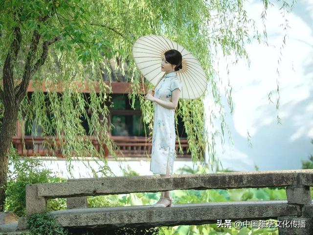 千缕茶香飘金砂,临窗赏景任风流