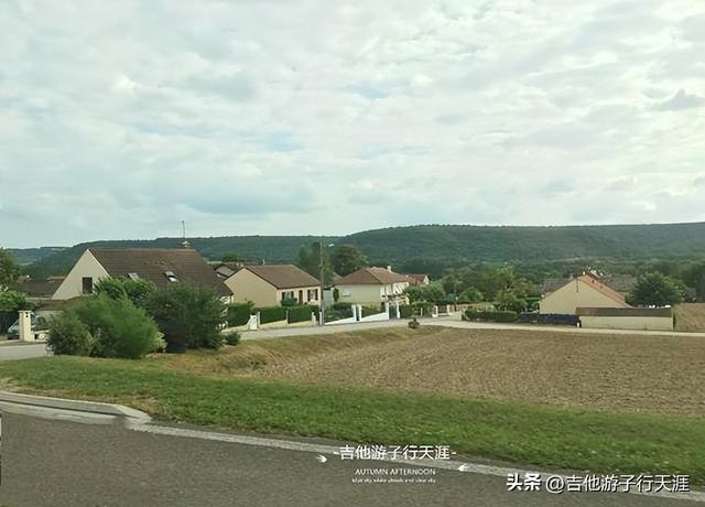 游子的日常生活打卡：法国秋天的田园风光4-欧式河畔小镇