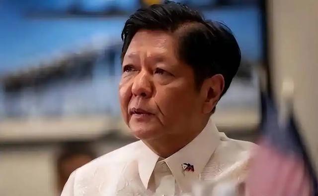 菲渔民突然掏出长刀，当面挑衅中国海警，我方反制没一个动作多余