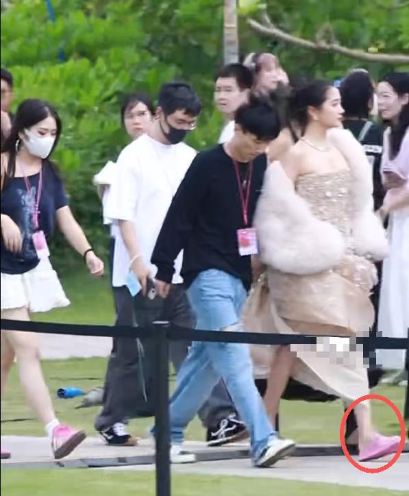 三亚红毯丑出圈，杨幂肉色内搭尴尬，关晓彤拖鞋辣眼，周冬雨驼背