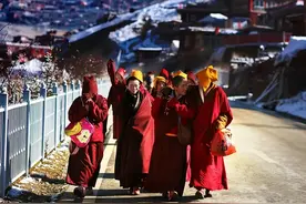 “达赖”与“班禅”到底是什么关系？二者谁的地位更高？图片