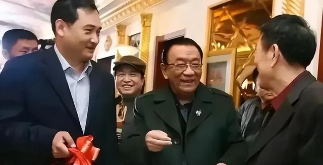 谢雷，为师父侯耀华作证：拉我师父一车书画、文物的人，确实没了