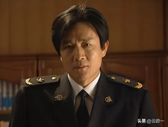 原来他早已去世	，15岁演戏44岁走红，47岁患癌离世，哥哥是熟面孔