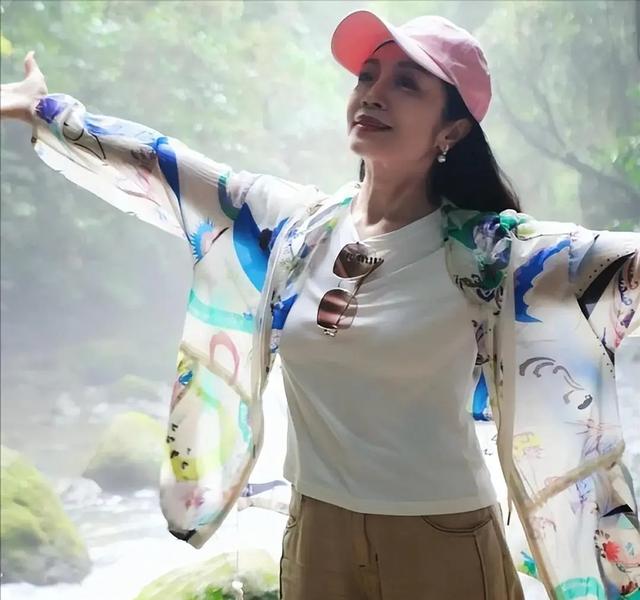 上14次春晚，红遍全国拒嫁富豪，60岁至今未婚,却活成这般模样！