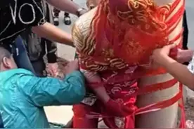 山西一新娘被众人用胶带绑电线杆上，挣脱呼喊仍不停手？当地民政局回应图片