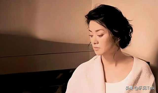 62岁毛阿敏和63岁董文华罕见同框！一个豪门守寡，一个风韵犹存