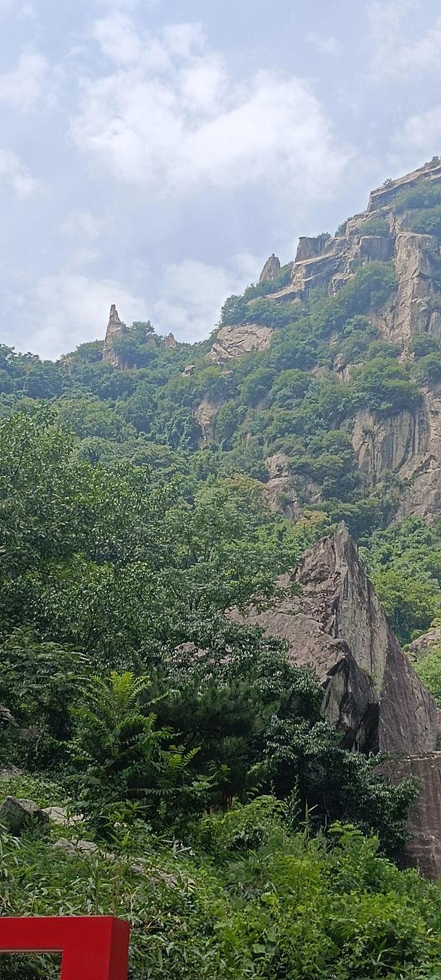 湖光山色，碧波微澜下的翠华山山崩奇观