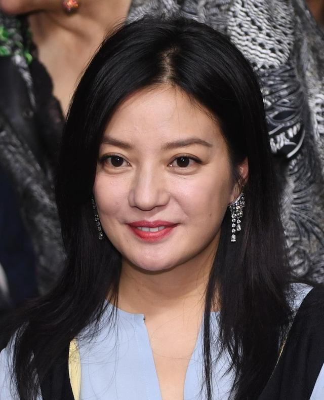 不是黄晓明！也不是马云！如今替赵薇收拾烂摊子的，竟是这个男人