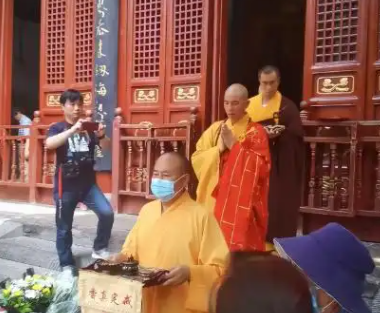 少林新主持印乐，和女游客合影曝光，面相慈爱，和释永信完全不同