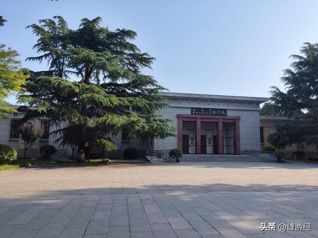 漫步华北军区烈士陵园，在白求恩大夫墓地前驻足良久