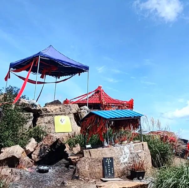 秭归长阳巴东交界的香龙山，香火旺盛，那里风景怎样？会开发么？