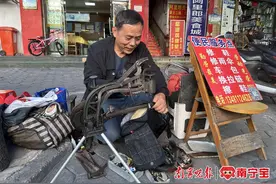 修鞋师傅提锤破窗救人，获5000元正能量奖金！图片