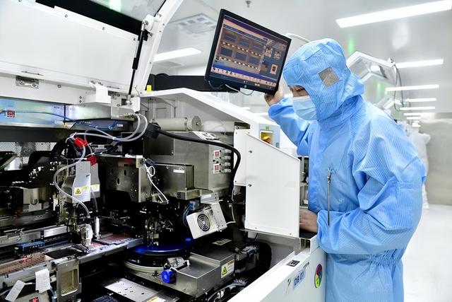 美国攻克稀土提炼技术，中国攻克芯片光刻技术：哪个价值更大？