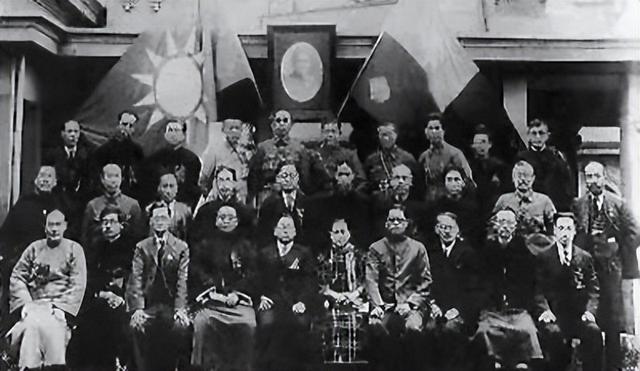 毛主席一生不进故宫，终生再未回延安？周总理的一句话道出实情！