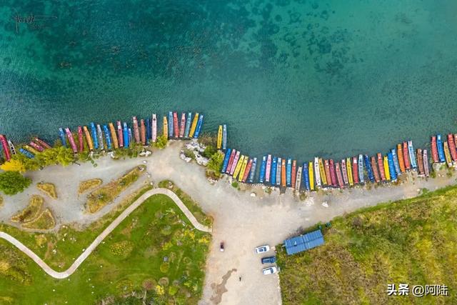 普洛码头的位置比较隐秘,却是泸沽湖的“花海C位”,风景美如画