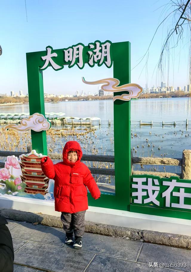 新华社原军事记者陶俊峰泉城美拍——筹备中的迎春花灯