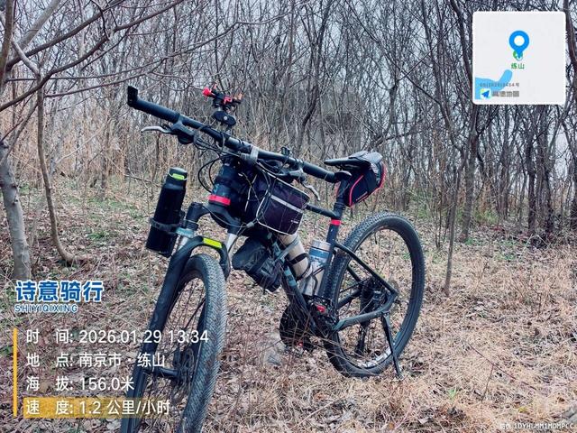 骑游六合平山赏早梅恋山山顶纵车飞