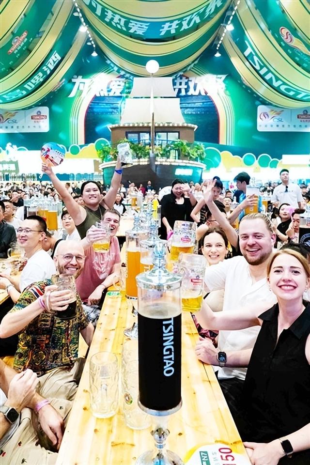 国外游客“打飞的”嗨玩、年轻人扎堆“CityWalk”……新面孔不断 破解啤酒节“青春密码”