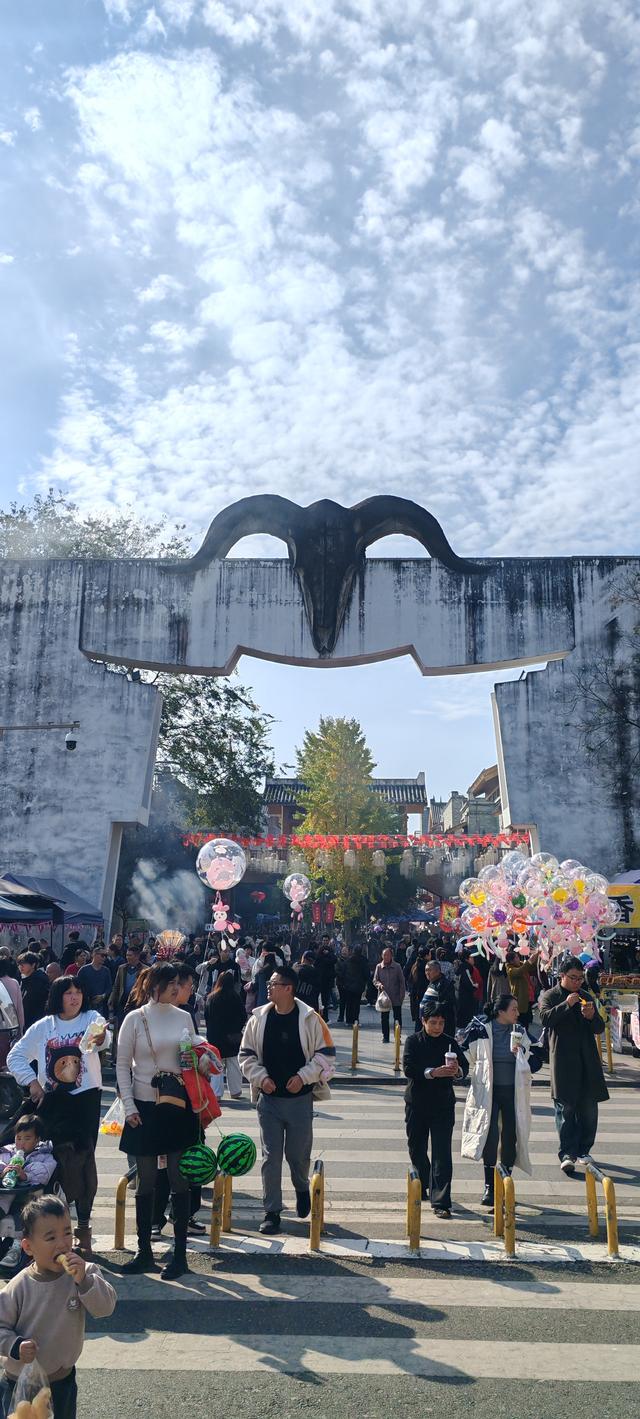 羌年最后一天挤爆北川！4 天狂欢收尾，巴拿恰集市嗨到深夜🔥