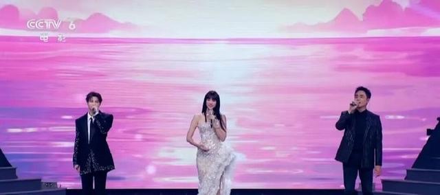 2025年大湾区晚会简直就是一张照妖镜，塑料歌手齐上阵，太搞笑了