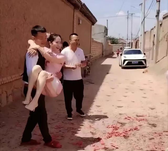 嫁给他的那一刻，全县都在沸腾，这段婚姻凭啥成焦点？