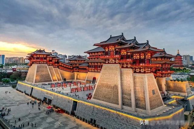 西安大唐不夜城逛完，到洛阳应天门：终于懂为啥西安夜文旅更火！
