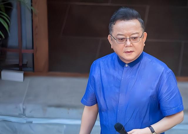 被传卖掉上亿豪宅、移民美国的王刚，现已走上另一条大道！