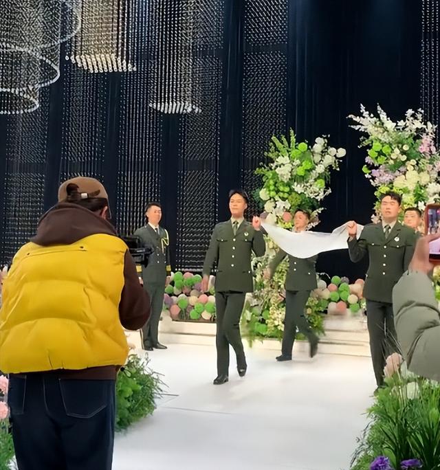 张自轩婚礼曝光！新娘强势	、拒他两次亲密动作	，岳父现场送车和卡