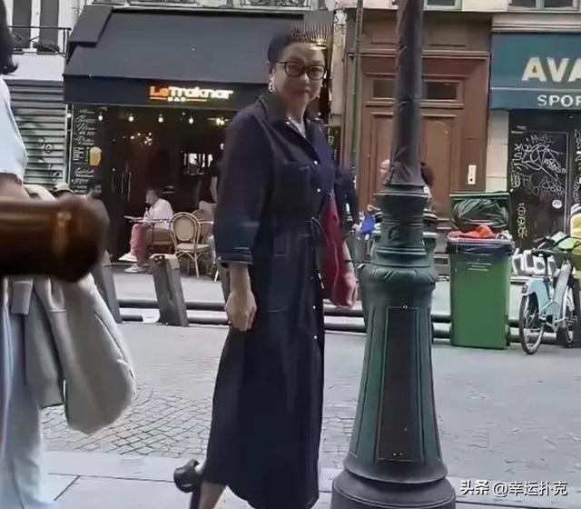 金星在法国街头被偶遇，58岁的她变成这样了，越来越像男人了