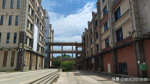 株洲40亩的商业广场，毗邻景区配套公交起始站，仅7年荒草丛生