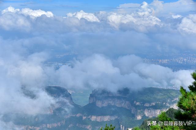 欧亚张家凹的奇峰和云海