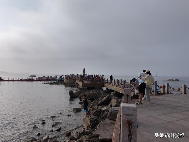 月亮湾看小朋友在礁石间捉螃蟹，徒步海昌渔人码头沐浴清爽海风