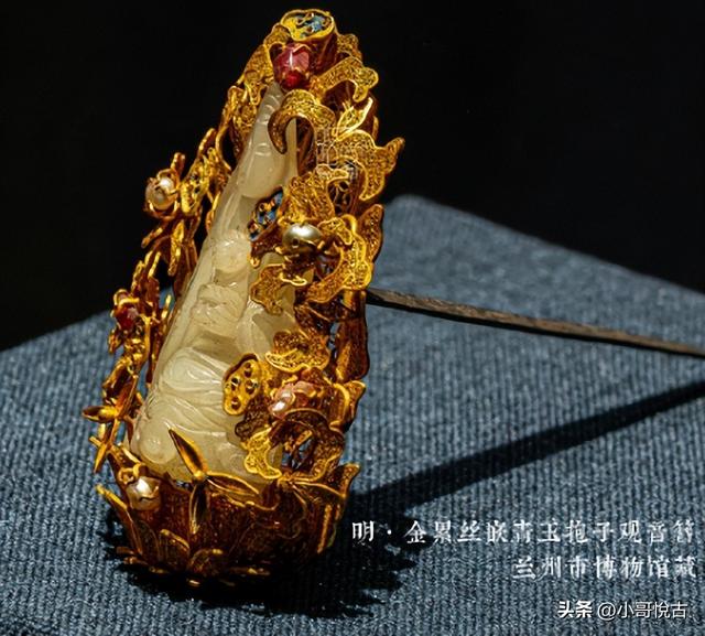 绝世之宝—被李自成所杀的肃王的王妃供奉—金累丝嵌青玉抱子观音