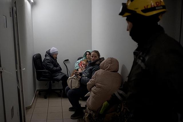 俄军再打基辅，50万人断电，普京穿着军装，对小泽发出最终警告