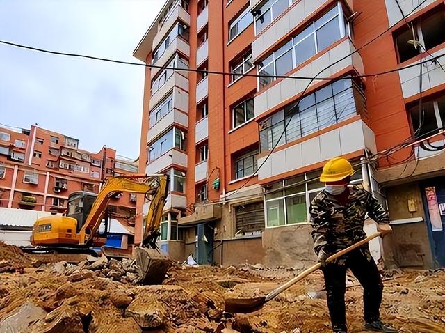“全面拆迁”来了？已明确，2025年开始，这两类房子或通通拆迁