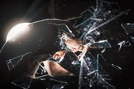 “压身体、撕衣物”？两14岁女孩在【鬼屋】探险，NPC假借游戏实施猥亵！判了图片