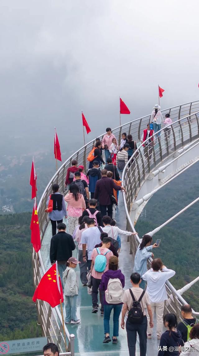 雨天也挡不住！国庆假期，淄博又火了！还上了央视~