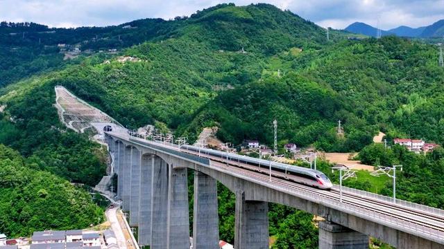 乘坐高铁到神农架避暑游何以爆火？