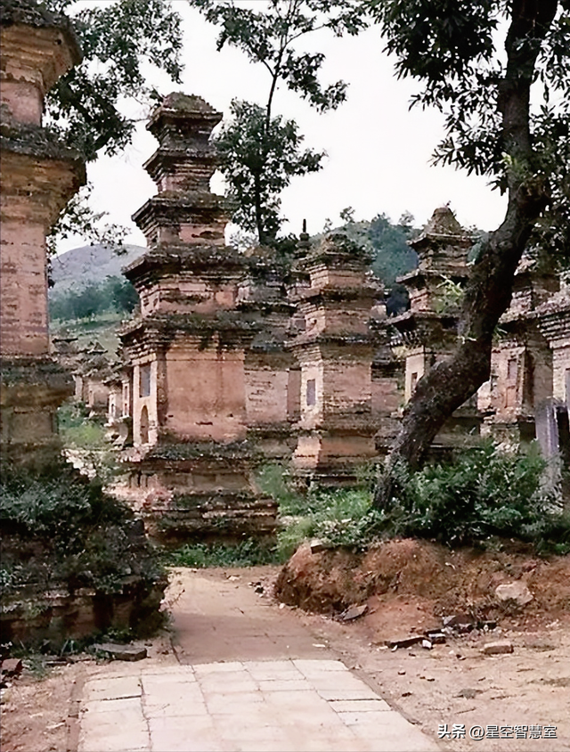 1985年少林寺，已经开始收门票，初显商业气息，美国游客拍下照片