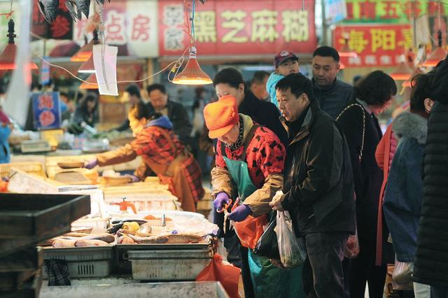 不住酒店住帐篷，不逛景区逛菜市场，为何年轻人开始反向消费了？