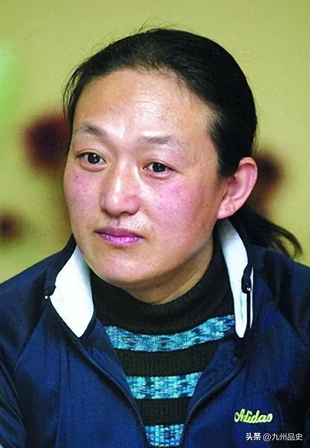 她是9枚金牌的冠军，被教练下药终身不育，退役后当搓澡工嫁和尚