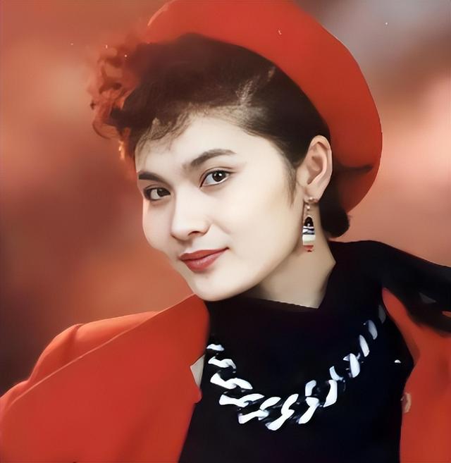 她是天生丽质的美女演员，嫁给军委副主席之子，离婚后成知名画家