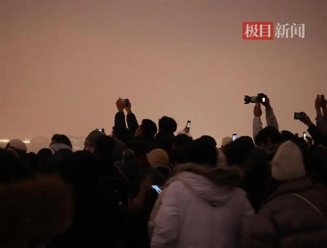 北京初雪	，游客摩肩接踵爬山直奔“故宫绝佳观景位”打卡，景山公园游客超5000人